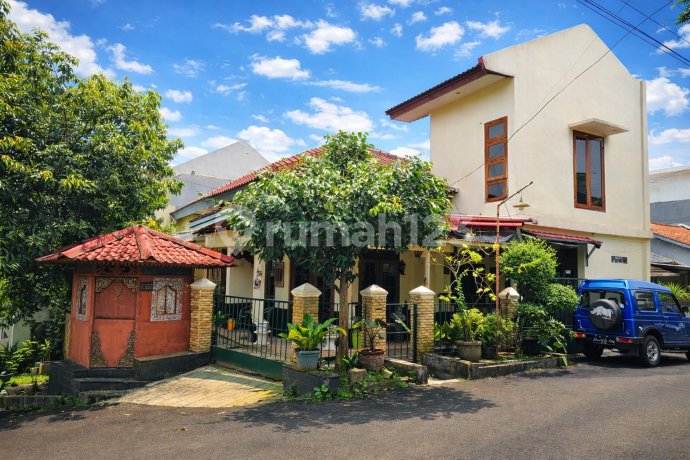 A Small, Classic, and Sturdy House in Mega Cinere