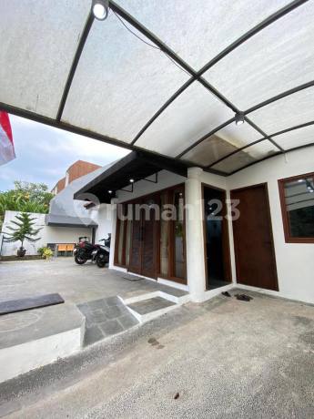 House with a serene environment at Villa Cinere Mas.