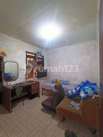 Rumah Bangunan Lama Hadap Selatan di Komplek Dian Permai Bandung Rumah Bangunan Lama Hadap Selatan di Komplek Dian Permai Bandung