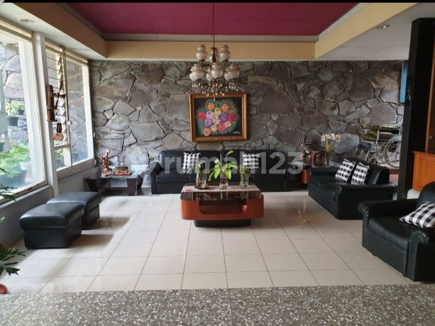 Rumah ada ornamen dinding batu alam asri dan nyaman di Budisari
