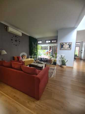 Rumah Cantik Depan Taman, Asri dan Tenang