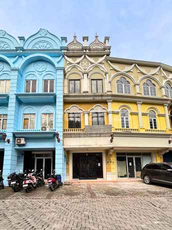 For Sale: Mendrisio Shophouse Facing Busy Road Traffic! For Sale: Mendrisio Shophouse Facing Busy Road Traffic!