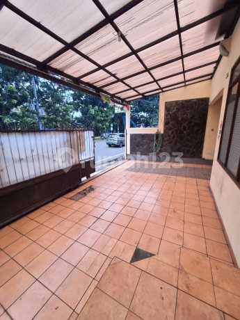 House for business on the side of the main road, Bintaro Jaya Sector 1.