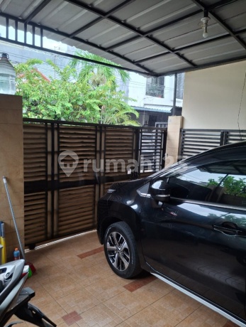 Rumah Bagus Rapi Terawat Taman Surya 3
