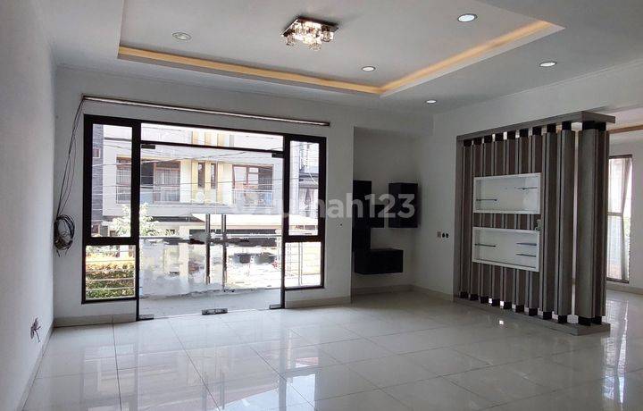 Rumah Mewah 3 Lantai di Sudirman Town House 