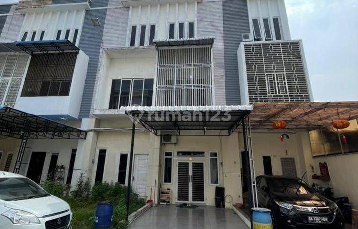 Rumah di Komplek Griya Palace Jalan Pembangunan