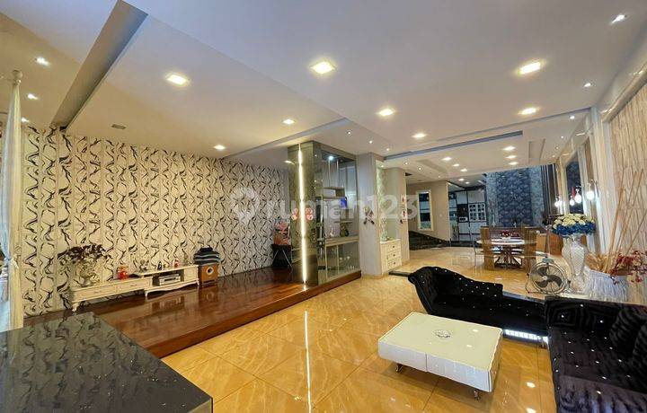 Villa Lux di Komplek Jati Residence Jalan Boulevard 