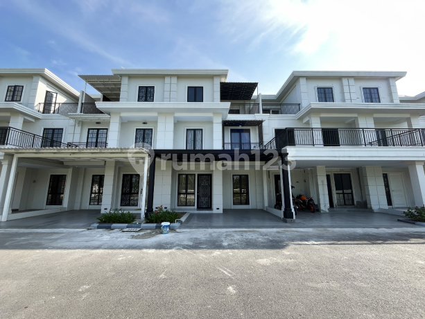 Villa di Komplek Jewel Park Polonia 