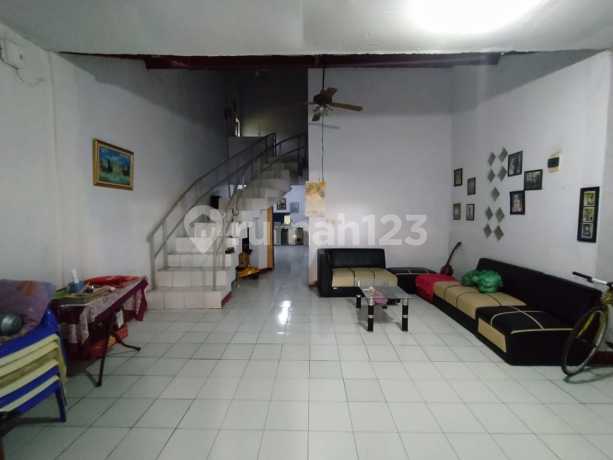 di Jalan HAJI JAIRAN CIBINONG RUMAH BESAR BLAKANG BENTUK TANAH L