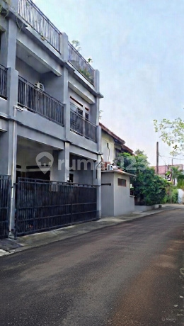 Rumah Tiga Lantai Harga Santai di Perum Bumi Bekasi Baru Rumah Tiga Lantai Harga Santai di Perum Bumi Bekasi Baru