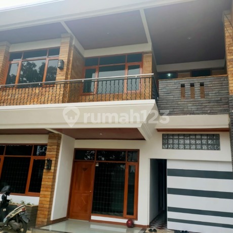 Rumah Bagus Tinggal 2 Lantai di Holis Regency