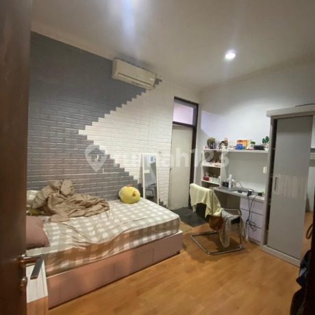 Rumah Bagus 1,5 Lantai di Jalan Situ Aksan