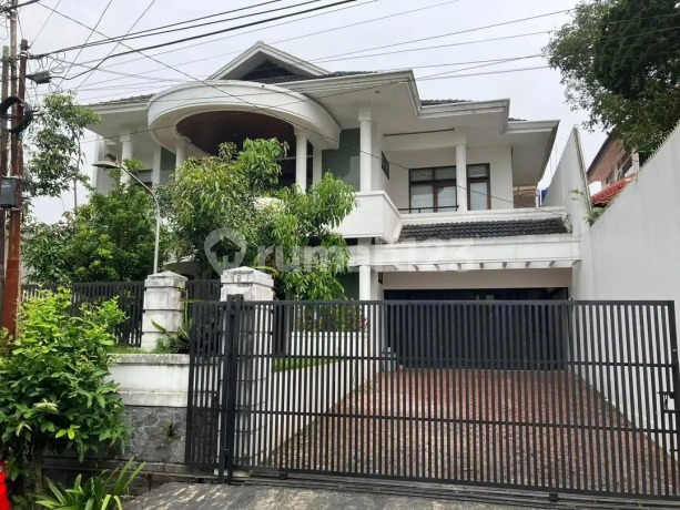 Rumah Mewah Komplek Cipaku Setiabudi Selangkah Upi Taman Luas