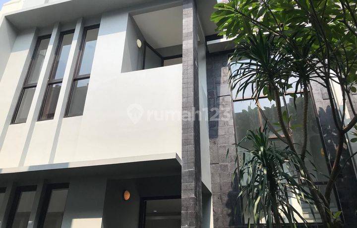 Rumah 2 lantai Bagus, siap huni di Bali Maisonette Town House Fatmawati