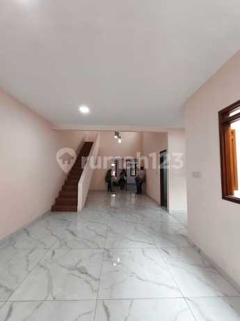 Rumah Baru Minimalis Siap Huni Nyaman Tenang di Taman Holis Indah