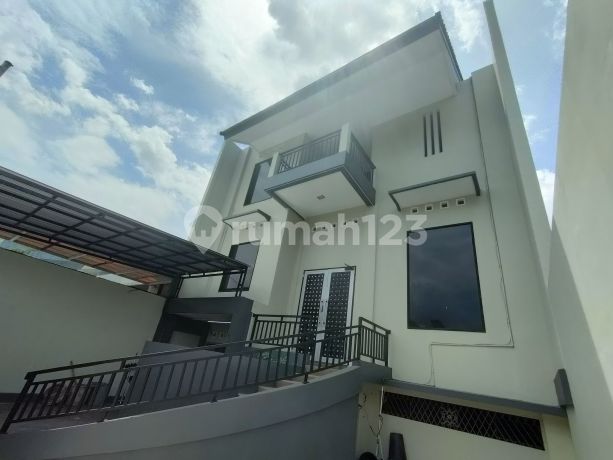 Rumah 3 Lantai Meruya Utara Cocok Kost Kantor Siap Pakai