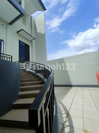 Rumah Meruya Utara 3 Lantai Jarang Ada, Siap Pakai