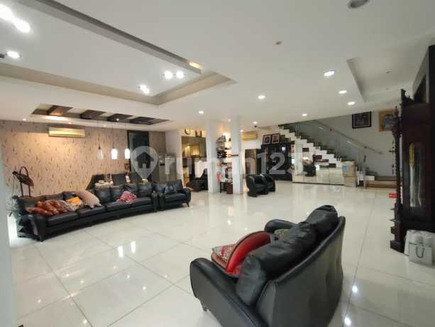 Rumah Mewah Meruya 2,5 Lantai dengan Kolam Renang Rumah Mewah Meruya 2,5 Lantai dengan Kolam Renang