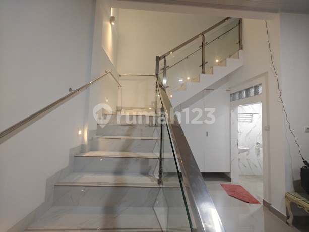 Rumah 2 Lantai Meruya Utara 8X15m