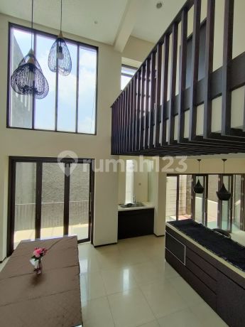 Rumah Meruya dengan Kolam Renang Siap Huni