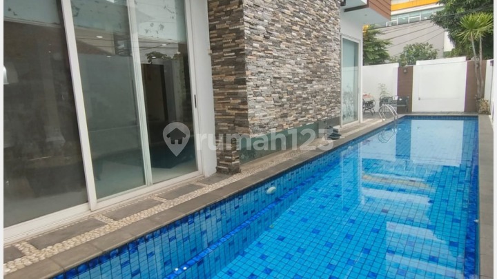 Luxury House in Meruya, 2.5 Floors with Swimming Pool Luxury House in Meruya, 2.5 Floors with Swimming Pool