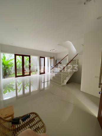 Rumah di CLOVER HILL kondisi bagus siap huni