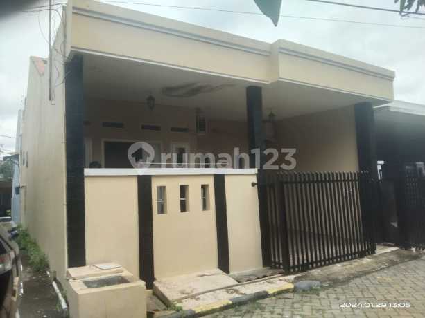 For Sale. Quick: Single-Story House in Royal Karawaci Housing Complex, Tangerang. For Sale. Quick: Single-Story House in Royal Karawaci Housing Complex, Tangerang.