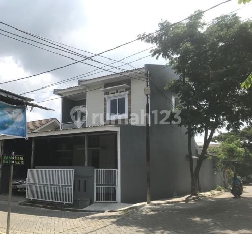 Jual : Rumah dua lantai, Posisi di hoek.  di Cluster Royal Karawaci Tangerang