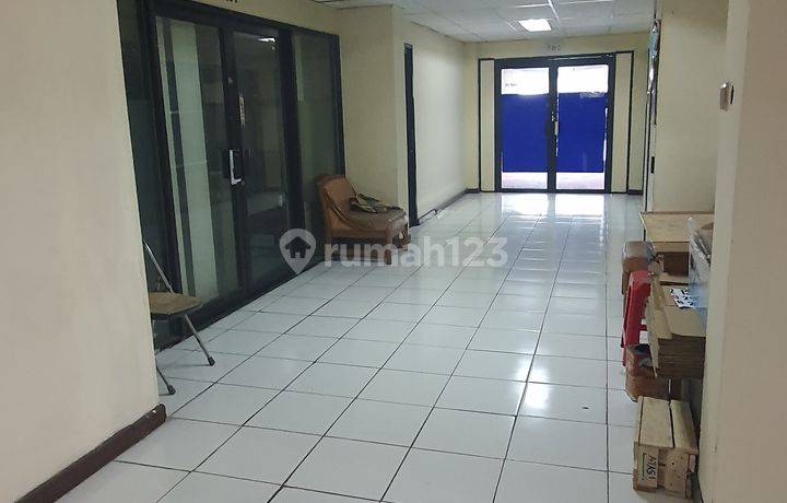 Perkantoran di Jalan Gunung Sahari Raya, Jakarta Pusat