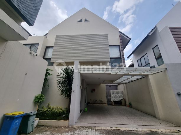 Spacious Strategic House 9 Minutes to Transmart Cilandak with KPR Assistance J41095