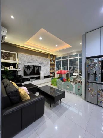 Dijual rumah bagus dan siap huni 2,5lantai di Golf lake residence