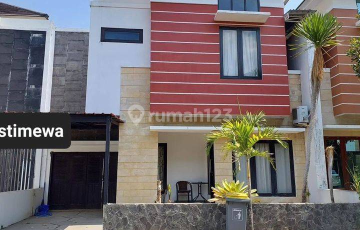Rumah MEWAH FULLY FURNISHED - HARGA MURAH DALAM PERUMAHAN ELITE ROYAL MAGUWO 2 Lantai Rumah SHM Bagus Utara