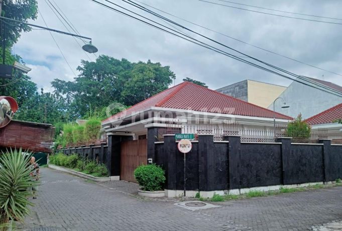 Luxurious 1-story house with vast land in Pogung Baru, Jl. Pandega Marta. Located on Jl. Kaliurang km 5.5, within the first ring of UGM campus.  

Certificate: SHM (Freehold Title) - Beautiful House.