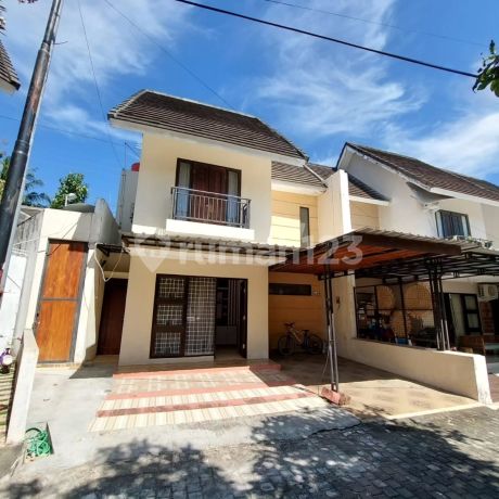 RUMAH MEWAH 2 LANTAI ISTIMEWA DALAM PERUMAHAN PADMA RESIDENCE BANGUNJIWO DEKAT KAMPUS UMY TERPADU

Harga: 1 570.000.000
[ Nego ]
-----------------------------------
Legalitas: SHM IMB

AKSES MUDAH LEBAR
SECURITY 24 JAM
ONE GATE NYAMAN AMAN
MASJID PERUMAHA