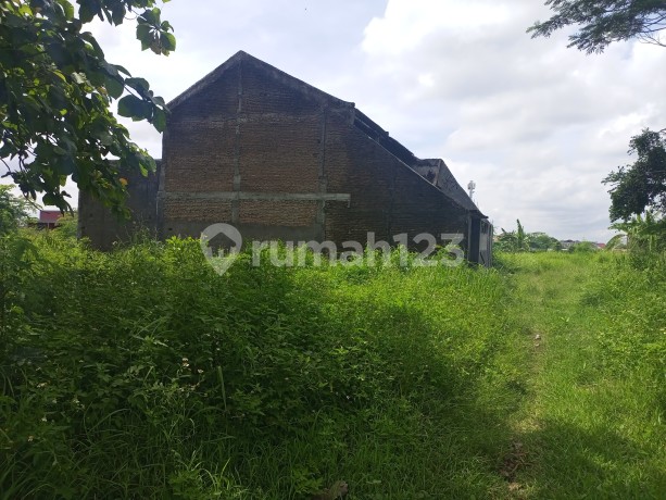 Bonus Land with Building Near Colomadu Toll Exit