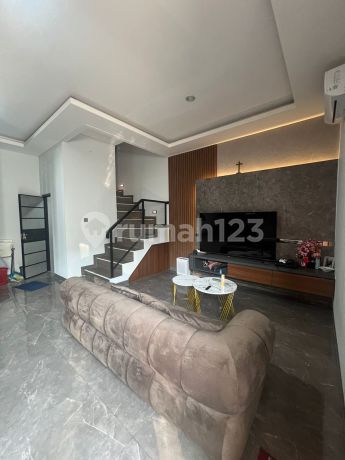 Rumah Cantik Hooked 3 Lantai 10X10 Meruya 2.4M