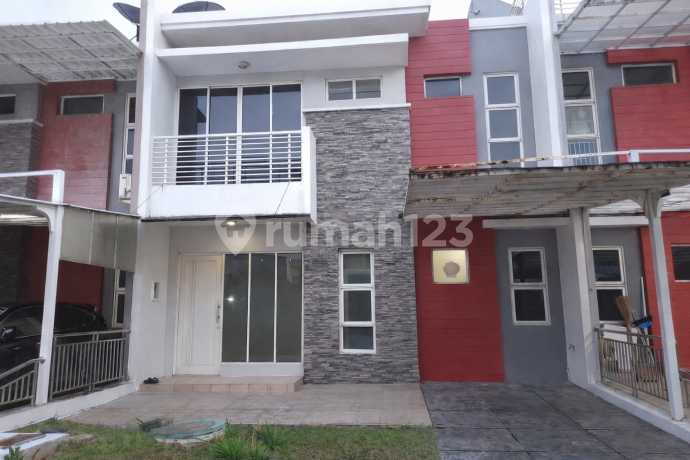 Golf Lake Cengkareng House is Nice and Neat. Golf Lake Cengkareng House is Nice and Neat.