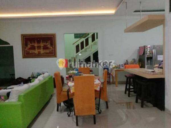 Rumah 2 Lantai 4+1 Kamar Tidur, Posisi Hook Semi Furnished Luas Tanah 192m2 di Komplek Deppen Rri, Cimanggis Depok