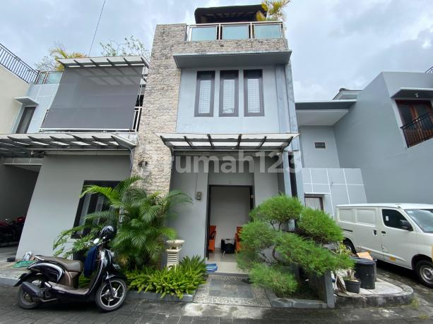 2.5-Story House with Rooftop in Taman Griya Jimbaran, One Gate System, Comfortable Housing, Semi-Furnished, SHM Certificate