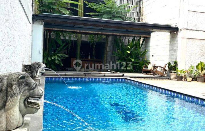 Rumah di Kompleks Warga Indah Dengan Kolam Renang