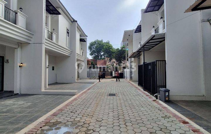 Rumah 2 Lantai Mewah Dekat Ke Stasiun Depok
