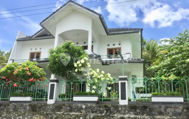 Rumah Mewah + Furniture Dengan Kolam Renang Di Perumahan Sedayu Permai Bantul 