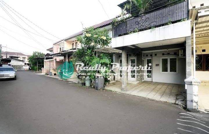 Rumah Di Villa Jatiwaringin semifurnes, Jakarta Timur