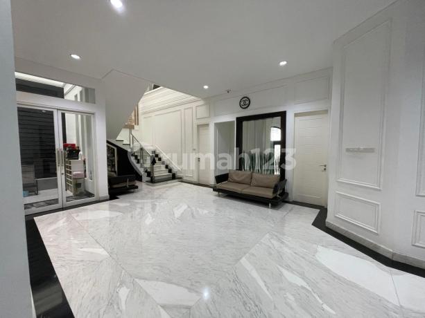 Rumah Mewah Cantik Hadap Timur di Villa Artha Gading Jalan Utama