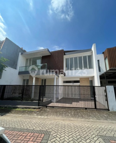 Villa House Taman Gapura Citraland New Modern Garage Carport for 3 Cars