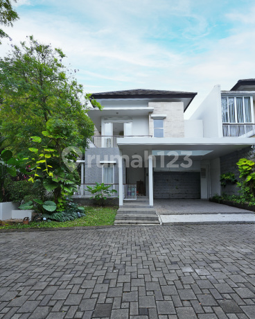 Rumah Modern Minimalis, Posisi Hoek, Dalam Cluster di Serenia Hills, Lebak Bulus, Jakarta Selatan Rumah Modern Minimalis, Posisi Hoek, Dalam Cluster di Serenia Hills, Lebak Bulus, Jakarta Selatan