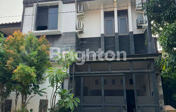 RUMAH 3 LANTAI DALAM PERUMAHAN GRIYA LEMBAH DEPOK