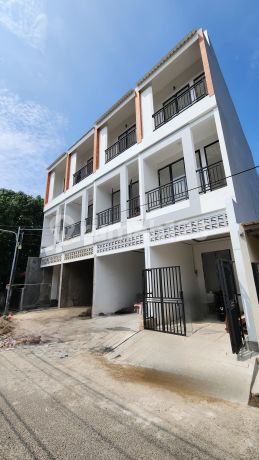 Rumah Baru Minimalis 3 Lantai di Interkota Indah Harga Nego