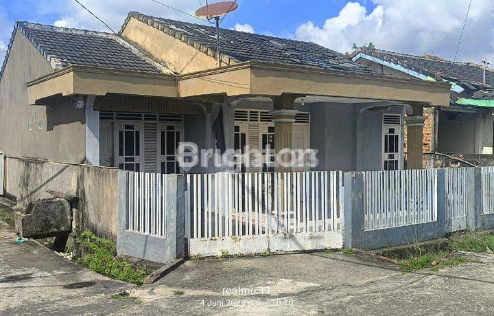 RUMAH DENGAN TANAH LUAS DALAM KOMPLEK PUSRI SAKO SUMATERA SELATAN