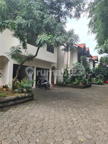 Rumah Townhouse Luas Lingkungan Tenang Di Kemang Jaksel Ada Pool